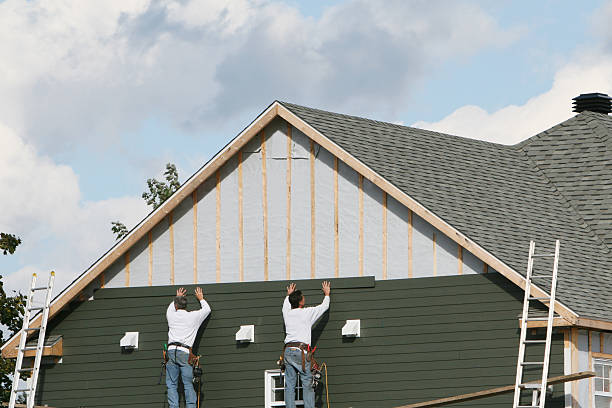 Professional Siding Repair technician working in Albertson, NY
